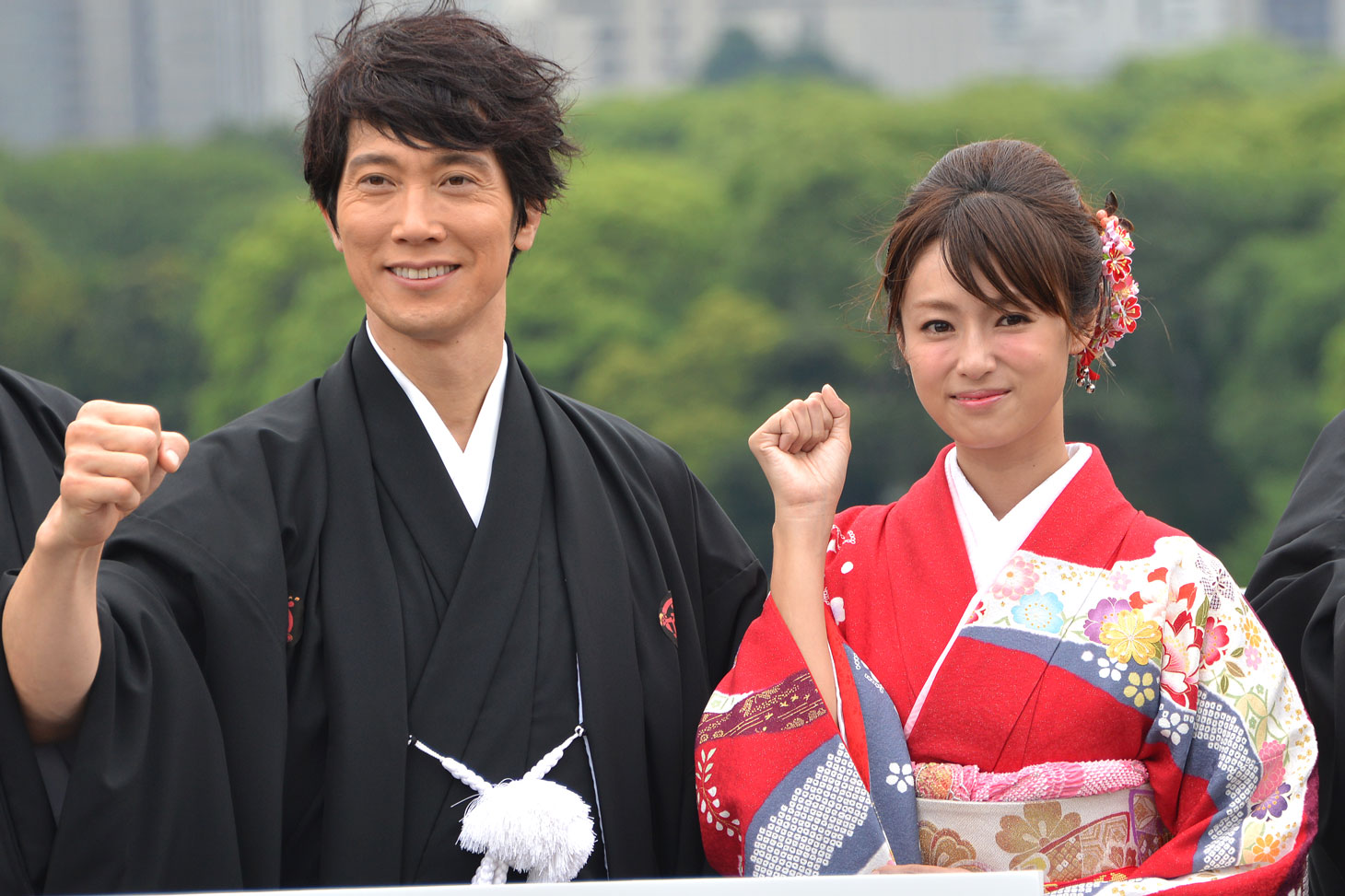 左から佐々木蔵之介、深田恭子。