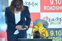 芸を披露し、お辞儀する猿の菊千代。