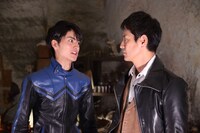 「劇場版 仮面ライダーゴースト 100の眼魂とゴースト運命の瞬間」より、深海マコト（左）と深海大悟（右）。
