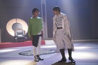 「劇場版 仮面ライダーゴースト 100の眼魂とゴースト運命の瞬間」より、アラン（左）とアルゴス（右）。
