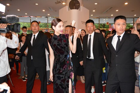 第19回上海国際映画祭にて「高台家の人々」のレッドカーペットイベントに登場した水原希子。