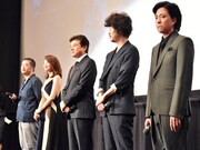 「葛城事件」初日舞台挨拶イベントより、左から赤堀雅秋、田中麗奈、三浦友和、新井浩文、若葉竜也。