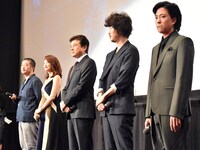 「葛城事件」初日舞台挨拶イベントより、左から赤堀雅秋、田中麗奈、三浦友和、新井浩文、若葉竜也。