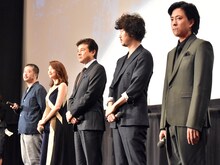 「葛城事件」初日舞台挨拶イベントより、左から赤堀雅秋、田中麗奈、三浦友和、新井浩文、若葉竜也。