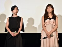 竹内結子（左）と川口春奈（右）。