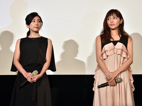 竹内結子（左）と川口春奈（右）。
