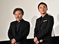 黒沢清（左）と戸田昌宏（右）。
