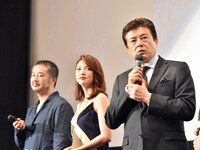 左から、赤堀雅秋、田中麗奈、三浦友和。