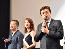 左から、赤堀雅秋、田中麗奈、三浦友和。