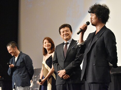 左から赤堀雅秋、田中麗奈、三浦友和、新井浩文。