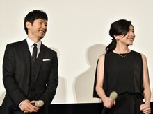 緊張気味の藤野涼子を優しく見守る、西島秀俊（左）と竹内結子（右）。