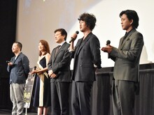 「葛城事件」初日舞台挨拶イベントより、左から赤堀雅秋、田中麗奈、三浦友和、新井浩文、若葉竜也。