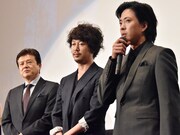 左から三浦友和、新井浩文、若葉竜也。