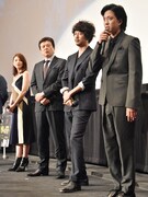 左から田中麗奈、三浦友和、新井浩文、若葉竜也。