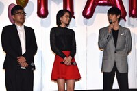 左から耶雲哉治監督、山崎紘菜、窪田正孝。