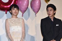 左から飯豊まりえ、稲葉友。