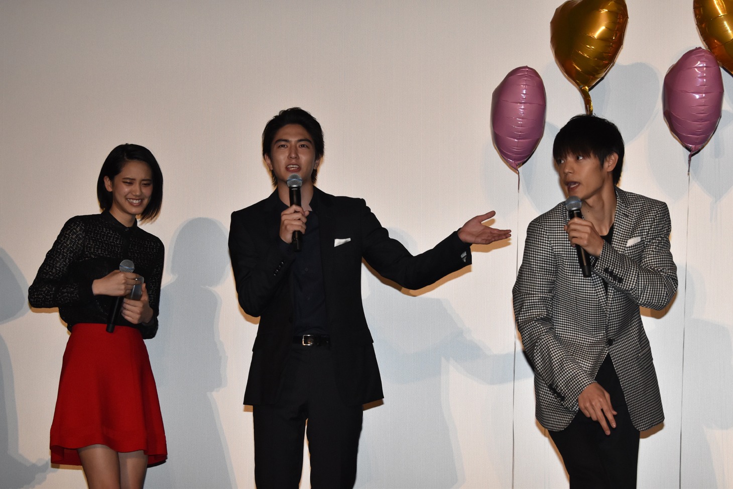 左から山崎紘菜、稲葉友、窪田正孝。