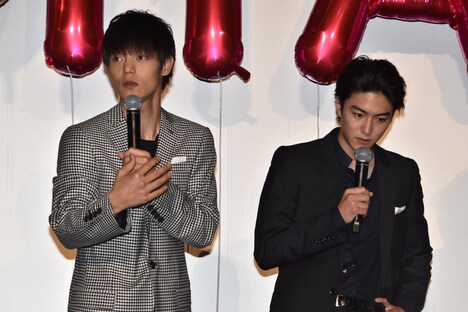 左から窪田正孝、稲葉友。