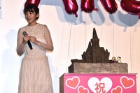 飯豊まりえと劇中に登場する砂の城を模したケーキ。