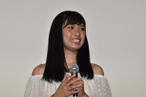 楽しげにガンプラについて語る森川彩香。