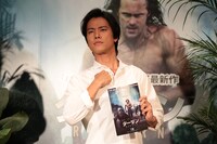 フォトセッションで胸をたたき、野性を表現する桐谷健太。