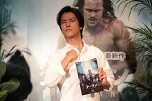 フォトセッションで胸をたたき、野性を表現する桐谷健太。