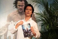 フォトセッションで胸をたたき、野性を表現する桐谷健太。