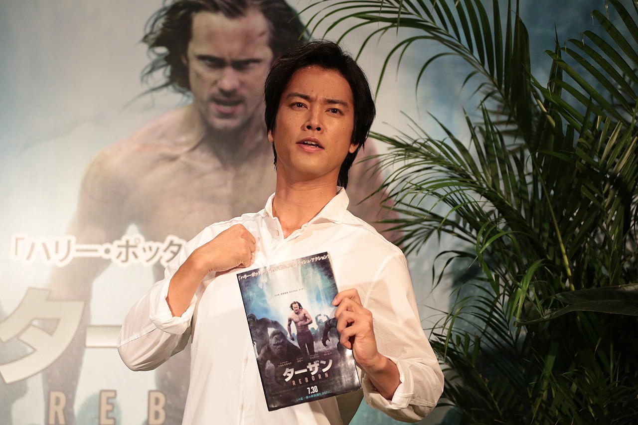 フォトセッションで胸をたたき、野性を表現する桐谷健太。