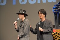 「痰が詰まりました」という宮藤官九郎（左）と、その背中をさする桐谷健太（右）。