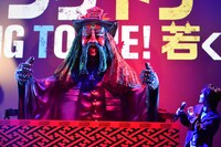 ステージに設置された閻魔様の像と、そこから煙が出たことに驚く神木隆之介（右）。