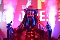 ステージに設置された閻魔様の像。