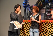 一般来場者の懺悔コーナーにて。桐谷健太（左）と、「一輪車には乗れるが自転車には乗れない」と懺悔しキャストらを驚かせた一般来場者（右）。