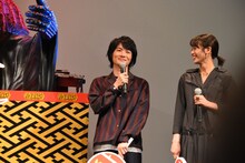 一般来場者の懺悔コーナーにて、ステージに上がった来場者と握手し損ねた神木隆之介（中央）。