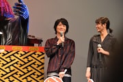 一般来場者の懺悔コーナーにて、ステージに上がった来場者と握手し損ねた神木隆之介(中央)。