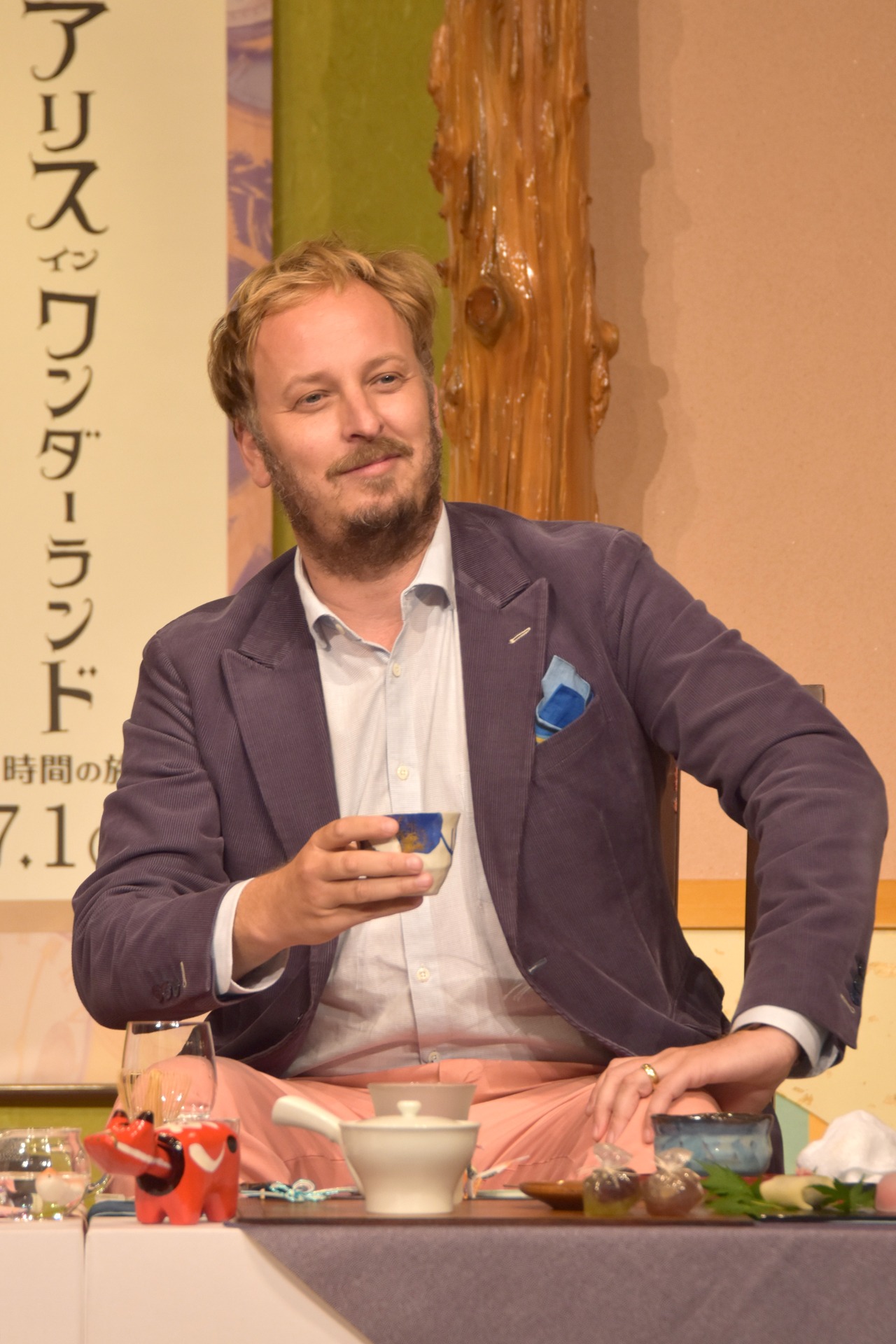監督のジェームズ・ボビン。