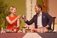 日本の茶器で乾杯をするミア・ワシコウスカ（左）とジェームズ・ボビン（右）。