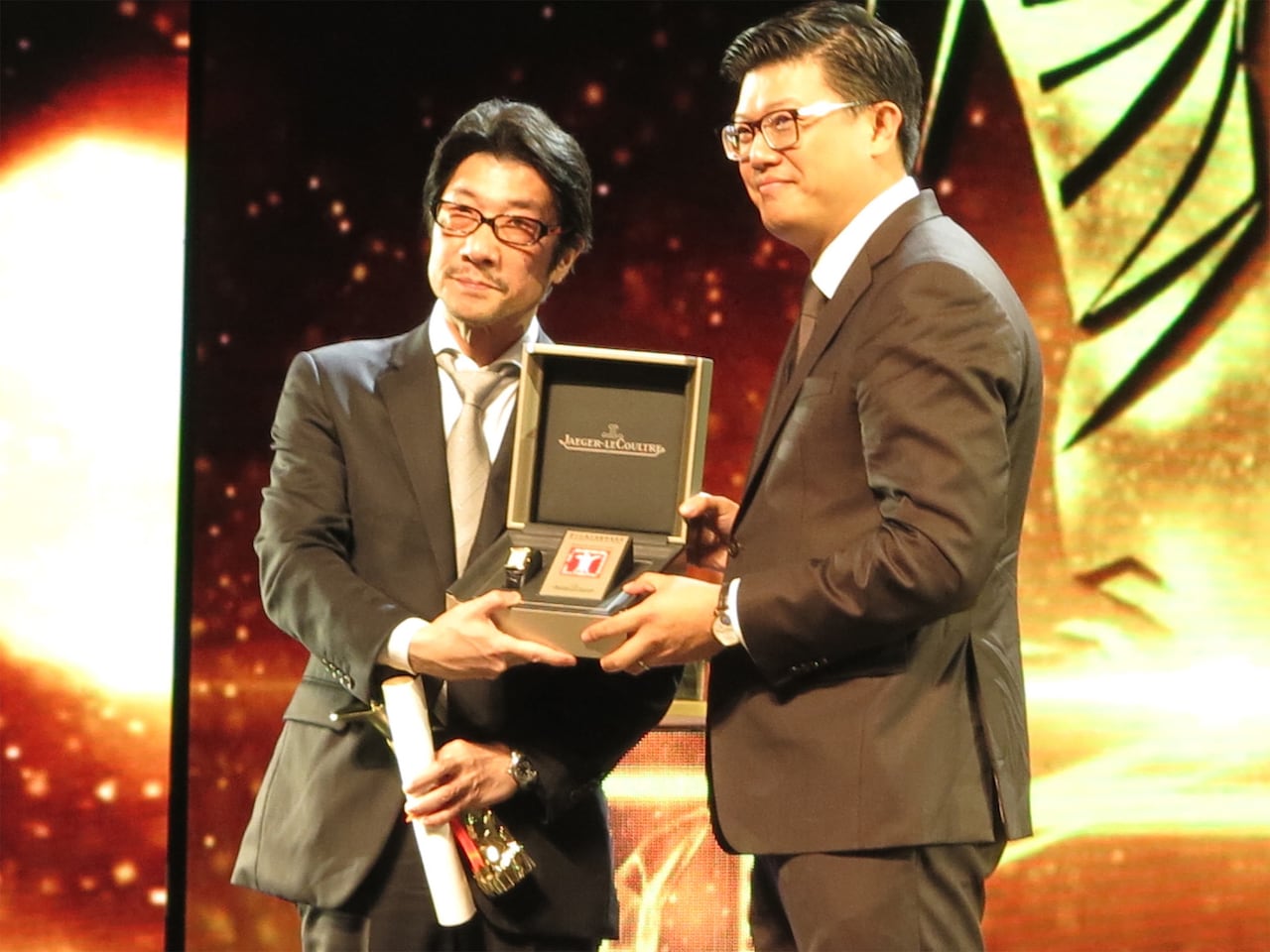 第19回上海国際映画祭の授賞式に出席した阪本順治（左）。