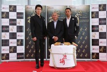 「追捕 MANHUNT（原題）」プレスイベントの様子。左から福山雅治、ジョン・ウー、チャン・ハンユー。