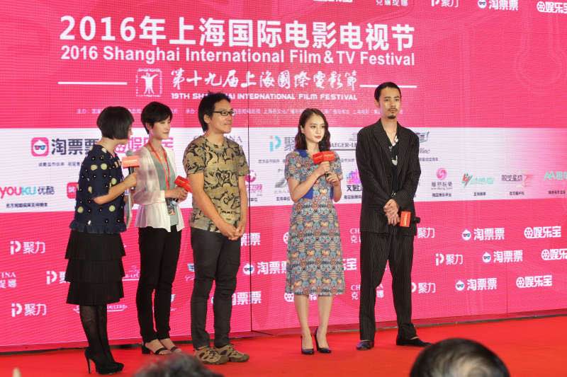 「双生」制作発表の様子。熊坂出（中央）、萩原みのり（右から2番目）、成田凌（右端）。