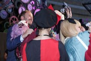 コスプレイヤーと一緒に写真に収まるジェームズ・ボビン。