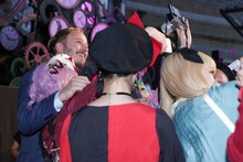 コスプレイヤーと一緒に写真に収まるジェームズ・ボビン。