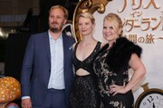 「アリス・イン・ワンダーランド／時間の旅」ジャパンプレミアの様子。左からジェームズ・ボビン、ミア・ワシコウスカ、スザンヌ・トッド。