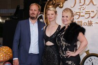 「アリス・イン・ワンダーランド／時間の旅」ジャパンプレミアの様子。左からジェームズ・ボビン、ミア・ワシコウスカ、スザンヌ・トッド。