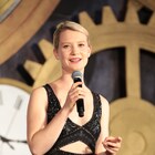 ミア・ワシコウスカが村上龍原作の映画「Piercing」に出演