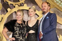 左からスザンヌ・トッド、ミア・ワシコウスカ、ジェームズ・ボビン。