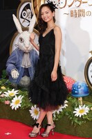 日本人ゲストとしてレッドカーペットに登場した山賀琴子。