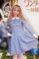 日本人ゲストとしてレッドカーペットに登場したぺこ。