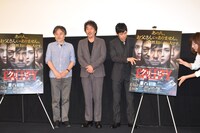 フォトセッション前に、率先してパネルの位置を直す西島秀俊（右）。