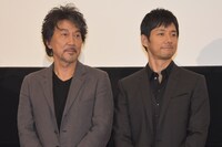 左から役所広司、西島秀俊。