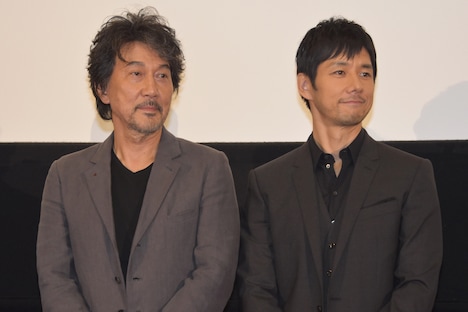 左から役所広司、西島秀俊。